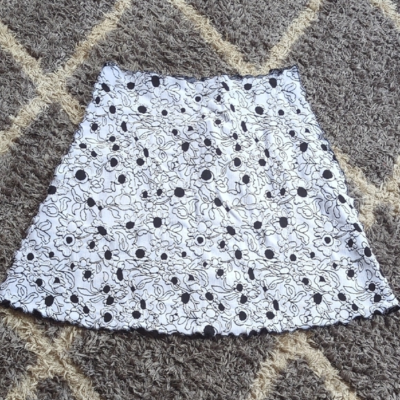 Haystacks Dresses & Skirts - Haystacks Black and White Floral A-Line Skirt With Ruffled Hem Size XL